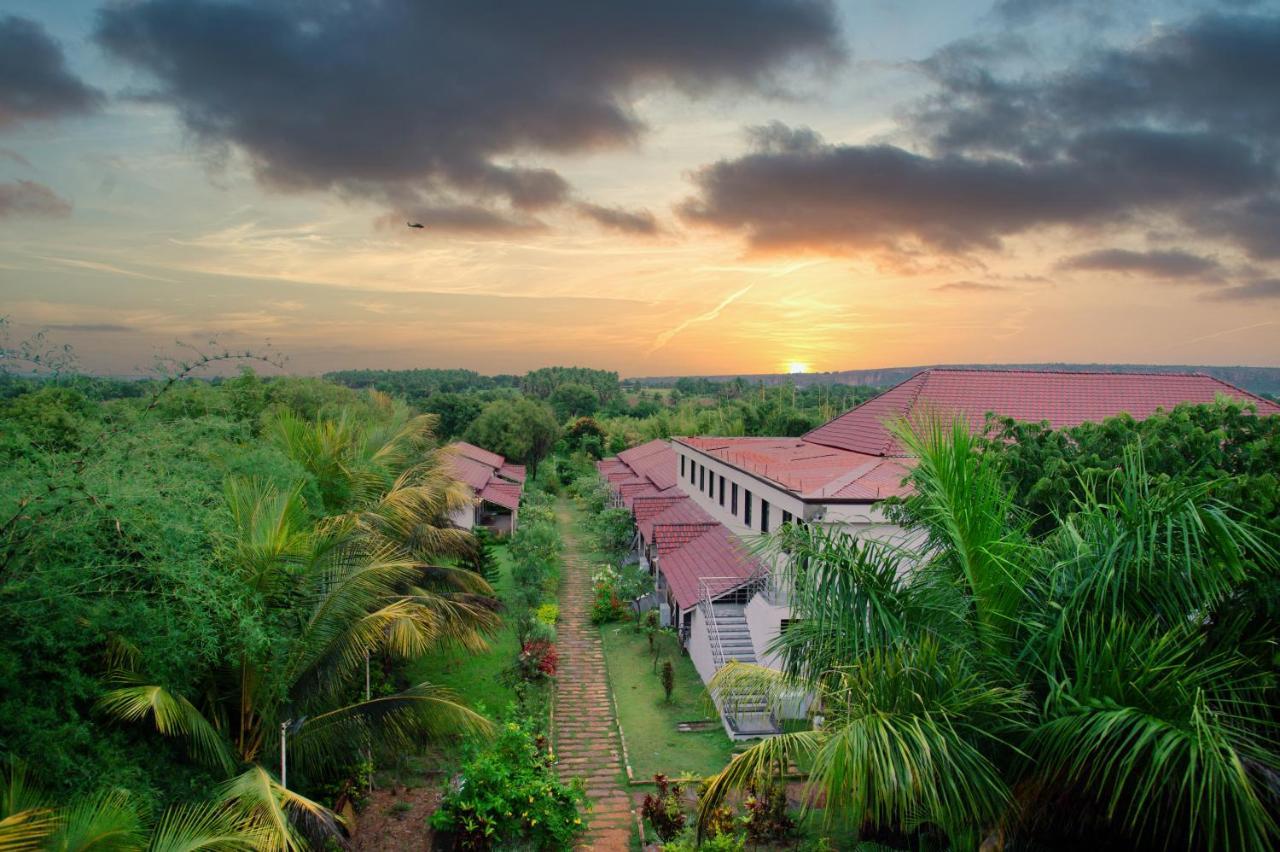 Hotel Sterling Banashree Badami Exterior foto