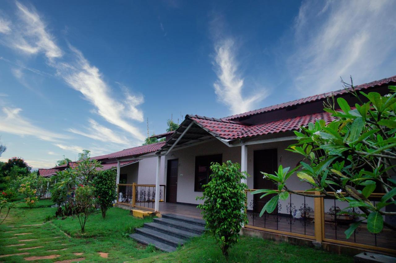 Hotel Sterling Banashree Badami Exterior foto