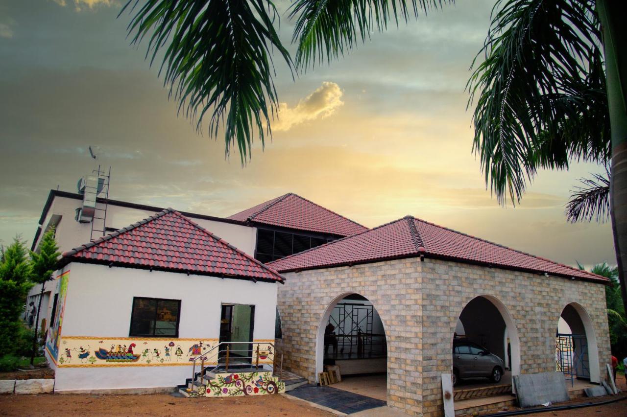 Hotel Sterling Banashree Badami Exterior foto