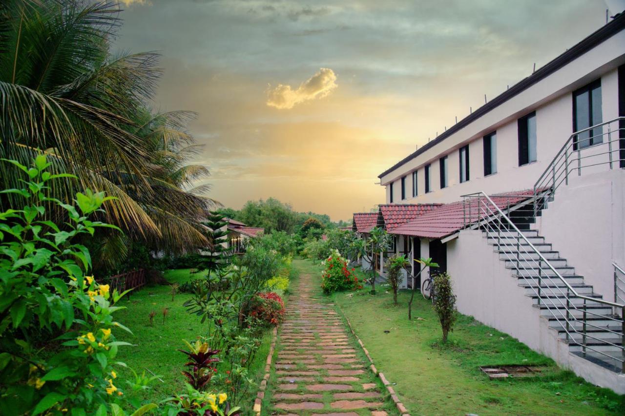 Hotel Sterling Banashree Badami Exterior foto